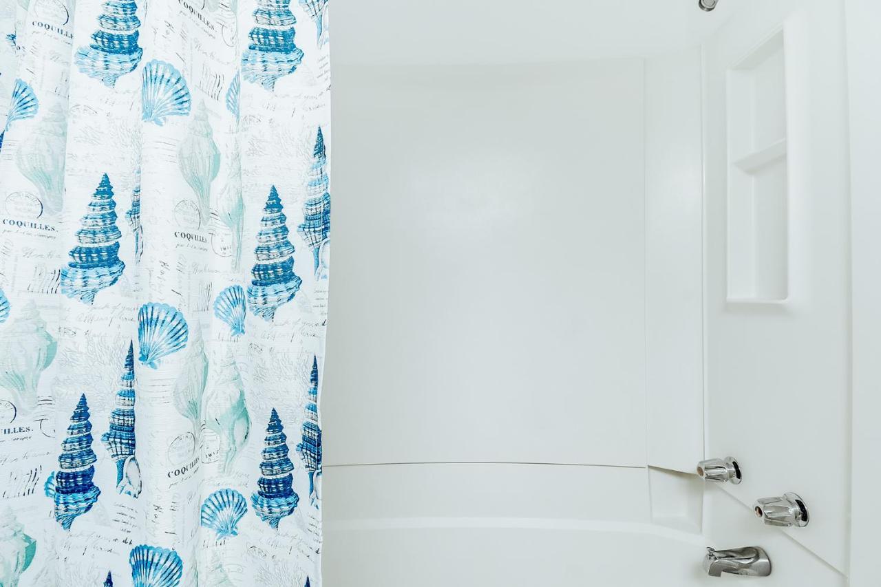 Ocean Front Comfy Condo W/Kitchen, Sleeps 4, Snowbird Paradise マートルビーチ エクステリア 写真